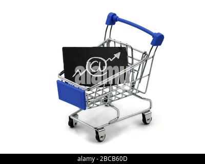 Carrello con simbolo e-mail in crescita freccia su sfondo bianco, concetto di shopping online Foto Stock