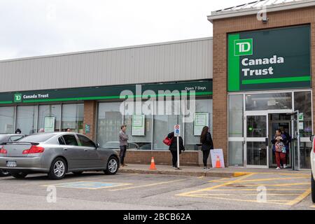 TD Canada Trust filiale della banca visto come i clienti sono allineati al di fuori della pratica di distanza sociale, in attesa di entrare. Foto Stock