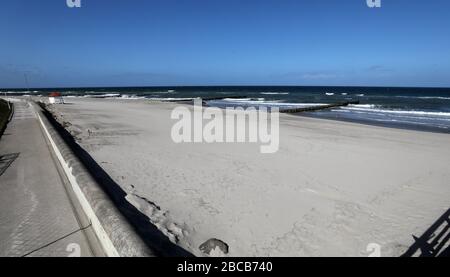 3 aprile 2020, Mecklenburg-Vorpommern, Kühlungsborn: La passeggiata e la spiaggia del Mar Baltico al molo sono deserte. A causa delle severe restrizioni nella vita pubblica, l'inizio tradizionale della stagione nel Mar Baltico a Pasqua sarà annullato quest'anno. Foto: Bernd Wüstneck/dpa-Zentralbild/ZB Foto Stock