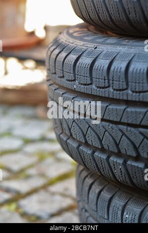 vecchi pneumatici invernali in formato ritratto Foto Stock
