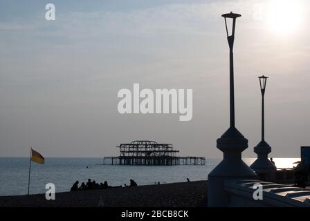 Rovine resti di mare resti di acciaio struttura Silhouette West Pier, Brighton, East Sussex BN1 Foto Stock