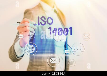 Scrittura concettuale a mano che mostra ISO 14001. Concetto che significa una famiglia di standard relativi alla gestione ambientale Foto Stock