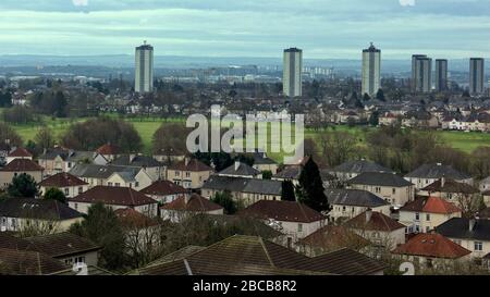 Glasgow, Scotland, UK, 4th Aprile, 2020: Coronavirus vide strade deserte e vuoto Sabato mattina Knightswood campo da golf con un singolo golfista che gioca un giro di lone prima di essere catturato nonostante il tempo estivo, come tutti i campi pubblici del consiglio sono ufficialmente chiusi come musei e centri sportivi. Gerard Ferry/ Alamy Live News Foto Stock