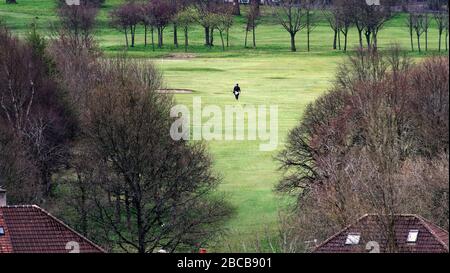 Glasgow, Scotland, UK, 4th Aprile, 2020: Coronavirus vide strade deserte e vuoto Sabato mattina Knightswood campo da golf con un singolo golfista che gioca un giro di lone prima di essere catturato nonostante il tempo estivo, come tutti i campi pubblici del consiglio sono ufficialmente chiusi come musei e centri sportivi. Gerard Ferry/ Alamy Live News Foto Stock