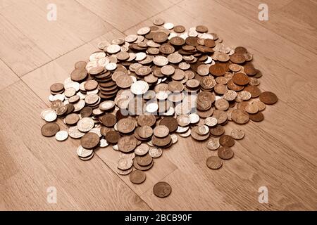 Valuta britannica, centinaia di monete inglesi di rame e argento impilate casualmente l'una sull'altra, una libbra monete, cinquanta pence, venti pence, due p Foto Stock