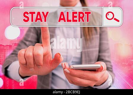 Scrittura a mano di testo di Stay Alert. Foto concettuale prestando la massima attenzione alle cose intorno a Quick per vedere o capire Foto Stock