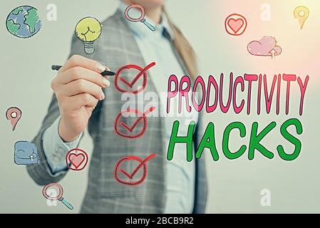 La scrittura della nota mostra la produttività Hacks. Il concetto di business per i trucchi che puoi fare molto di più per lo stesso ammontare di tempo Foto Stock