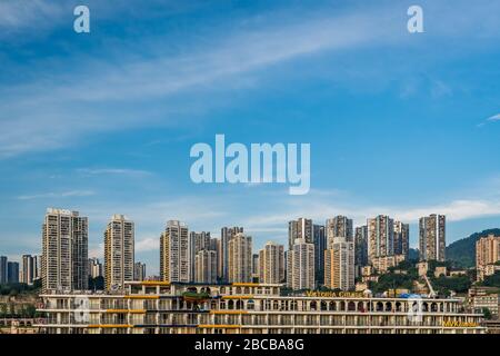 Chongqing, Cina - Agosto 2019 : blocchi residenziali di appartamenti sulla riva del fiume Yangtze nella città di Chongqing in estate Foto Stock