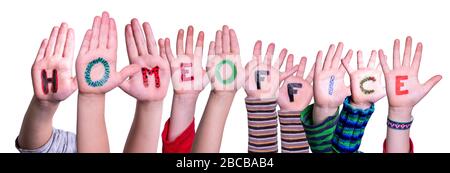 Kids Hands Holding Word Homeoffice significa lavoro da casa, sfondo isolato Foto Stock