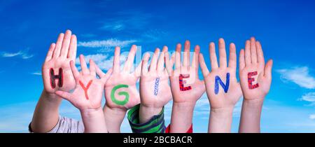 I bambini hanno le mani che tiene la parola igiene, cielo blu Foto Stock