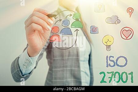 Nota di scrittura che mostra ISO 27001. Concetto aziendale per la specifica di un sistema di gestione della sicurezza delle informazioni Foto Stock