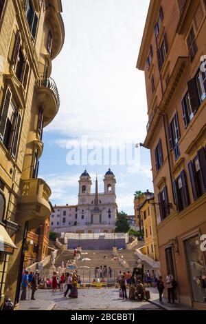 Vista di Via condotti, una strada trafficata e alla moda di Roma, Italia.essendo vicino a Piazza di Spagna, la strada è visitata da un gran numero di turisti. Foto Stock