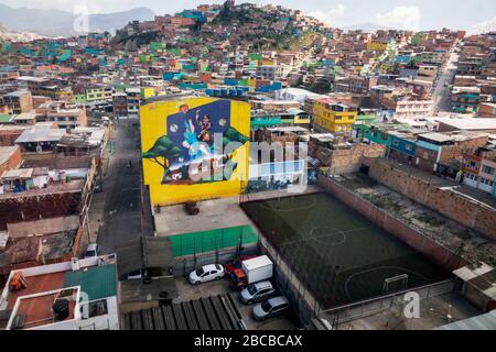 Bogota, Kolumbien - 03. Gennaio 2020: Comuna El Paraiso-Tour mit der Seilbahn. L'alimentazione del cavo viene utilizzata come sistema di trasporto primario da 700,000 locat Foto Stock