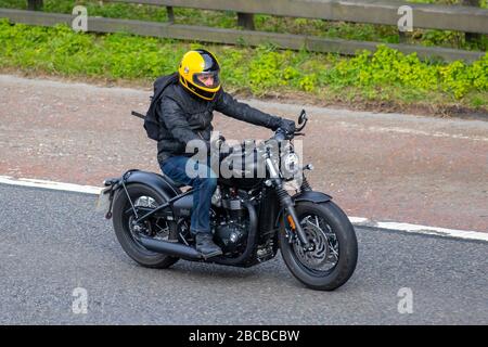 Moto Triumph nero; trasporto a due ruote, moto, veicolo, strade, moto, moto, moto motociclista sull'autostrada M6 Chorley, Regno Unito Foto Stock