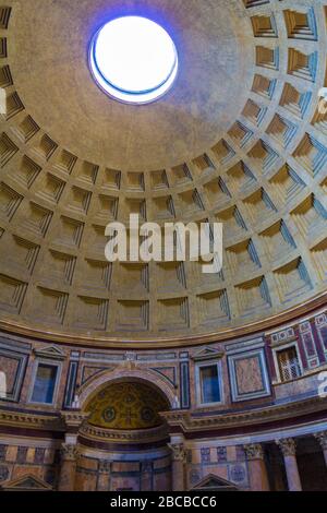 Oculo-l'apertura circolare al centro di una cupola al Pantheon costruita nel 113-125 d.C., un antico tempio romano, ora chiesa cattolica, Roma Italia Foto Stock