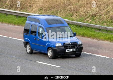 2005 blu Fiat Doblo Multijet attivo; veicoli a traffico veicolare, veicoli su strade britanniche, motori, automobilismo sull'autostrada M6 Foto Stock