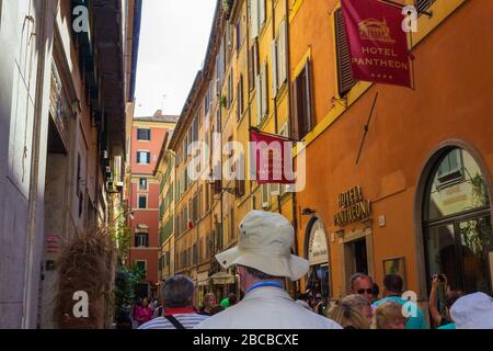 Vista sull'incantevole Via dei Pastini nel cuore della storica città metropolitana di Roma, vicino al Pantheon, Italia Foto Stock