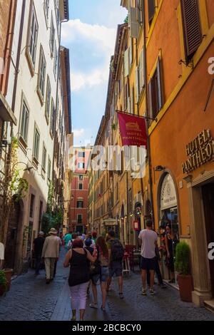 Vista sull'incantevole Via dei Pastini nel cuore della storica città metropolitana di Roma, vicino al Pantheon, Italia Foto Stock