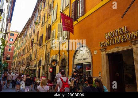 Vista sull'incantevole Via dei Pastini nel cuore della storica città metropolitana di Roma, vicino al Pantheon, Italia Foto Stock