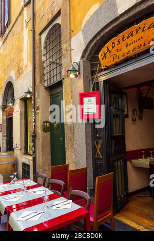 Vista sull'affascinante Via del Seminario nel cuore della storica città metropolitana di Roma vicino al Pantheon, Italia Foto Stock