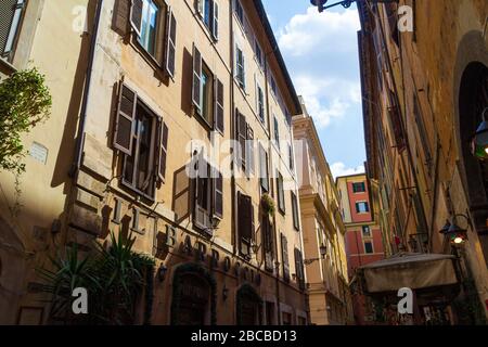 Vista sull'incantevole Via dei Pastini nel cuore della storica città metropolitana di Roma, vicino al Pantheon, Italia Foto Stock