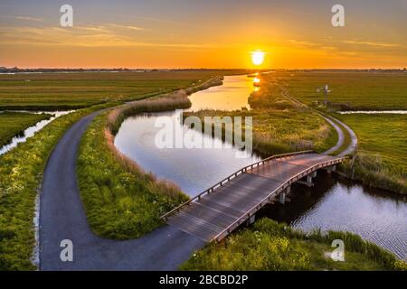 Wooden vehicle bridge in agricultural landscape near Jisp, Noord Holland, The Netherlands. Foto Stock