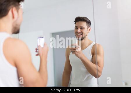 Uomo che prende selfie in bagno Foto Stock