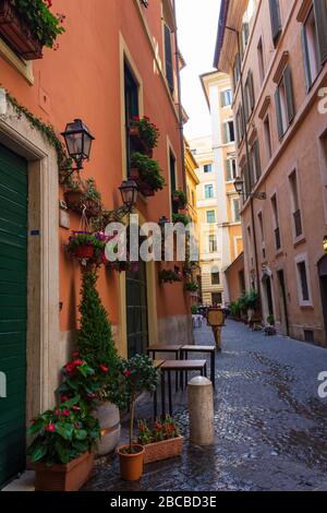 Vista sull'affascinante Via del Seminario nel cuore della storica città metropolitana di Roma vicino al Pantheon, Italia Foto Stock