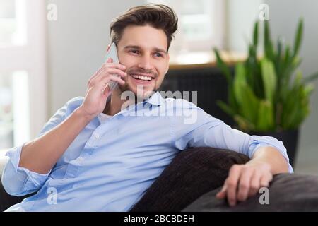 Giovane uomo in un momento di relax a casa Foto Stock