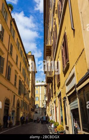 Vista su un'affascinante stradina nel cuore della storica città metropolitana di Roma, vicino al Pantheon, Italia Foto Stock