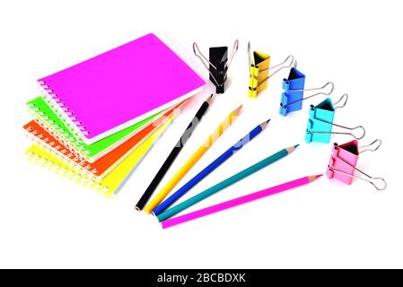 I blocchi appunti colorati si agganciano per carta e matite su sfondo bianco nella geometria corretta Foto Stock