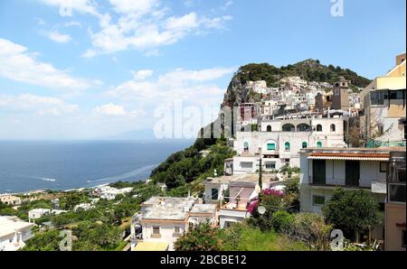 Capri, Italia - Vista panoramica verso il Monte Vesuvio in lontananza Foto Stock