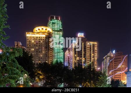 Chongqing, Cina - Agosto 2019 : edifici commerciali e commerciali illuminati moderni nel quartiere Jiefangbei nel centro della città di Chongqing Foto Stock