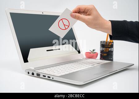 Concetto di voto on-line con un uomo con un voto in mano mettendo un voto verso il monitor del computer. Foto Stock