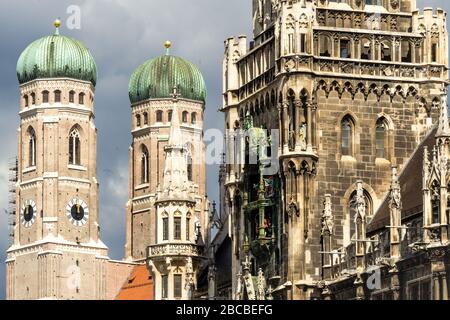 Monaco: Nuovo Municipio e Frauenkirche, come si vede dal vecchio municipio Foto Stock