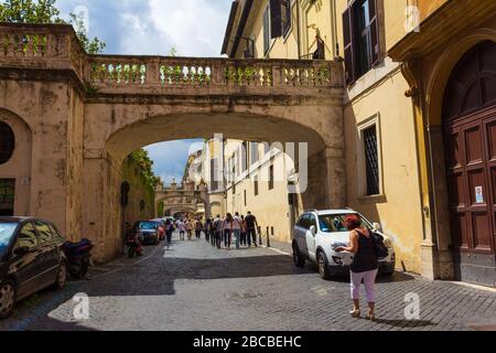 Vista sulla pittoresca Via della Pilotta nel centro storico di Roma Foto Stock