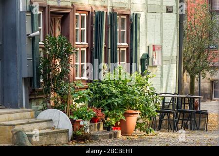 La mattina presto sul Kornmarkt a Quedlinburg, patrimonio dell'umanità dell'UNESCO Foto Stock