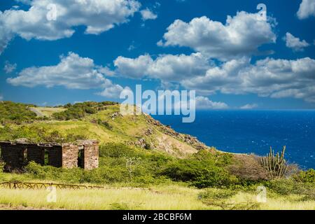 Vecchio edificio sulla collina sul Mare Blu Foto Stock