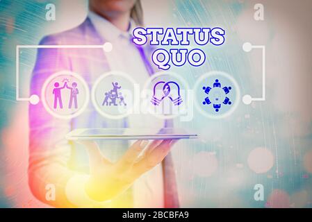 Conceptual la scrittura a mano che mostra lo Status Quo. Concetto significato attuale stato di cose in materia sociale o questioni politiche Foto Stock