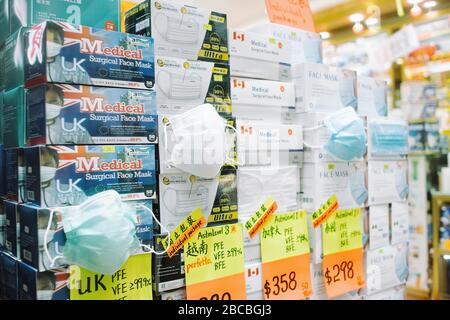 Hong Kong, 04 aprile 2020 - le maschere chirurgiche vengono vendute a Hong Kong con un prezzo maggiorato a causa del coronavirus. Foto Stock