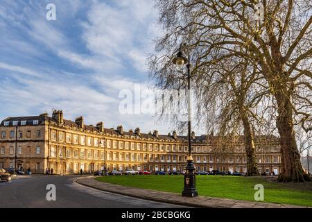 L'architettura georgiana del Circo, uno spazio circolare circondato da grandi case cittadine con facciata classica, Bath, Somerset, Inghilterra, Regno Unito Foto Stock