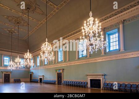 All'interno delle sale di riunione di grado i, nel centro della città di Bath, Inghilterra. Foto Stock