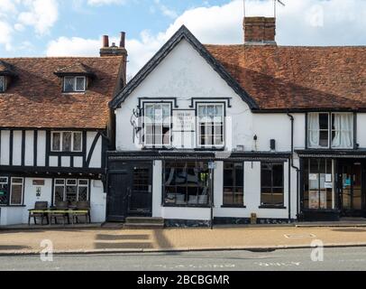 Edificio storico a graticcio in High Street, Pinner Village, Middlesex, nord-ovest di Londra UK, una volta il villaggio panificio, ora un ristorante Pizza Exress Foto Stock