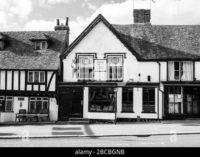 Edificio storico a graticcio in High Street, Pinner Village, Middlesex, nord-ovest di Londra UK, una volta il villaggio panificio, ora un ristorante Pizza Exress Foto Stock