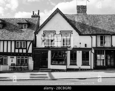 Edificio storico a graticcio in High Street, Pinner Village, Middlesex, nord-ovest di Londra UK, una volta il villaggio panificio, ora un ristorante Pizza Exress Foto Stock