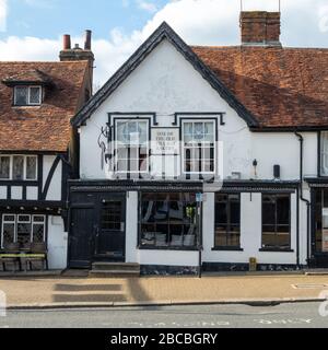 Edificio storico a graticcio in High Street, Pinner Village, Middlesex, nord-ovest di Londra UK, una volta il villaggio panificio, ora un ristorante Pizza Exress Foto Stock