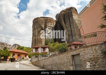 KALAMBAKA, GRECIA - 10 SETTEMBRE 2018: Incredibile città sotto le rocce di Meteora. Panorama di montagne rocciose, il punto di riferimento di sei monasteri in Grecia Foto Stock