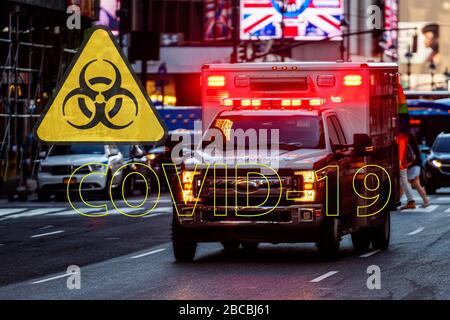 Incoronavirus Avvertenze sullo sfondo di un defocused ambulanza auto con le luci lampeggianti in Manhattan Street, un concetto per i medici di combattere uno dev Foto Stock