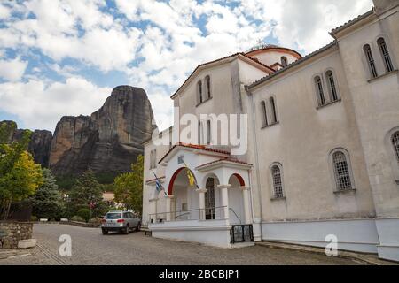 KALAMBAKA, GRECIA - 10 SETTEMBRE 2018: Incredibile città sotto le rocce di Meteora. Panorama di montagne rocciose, il punto di riferimento di sei monasteri in Grecia Foto Stock