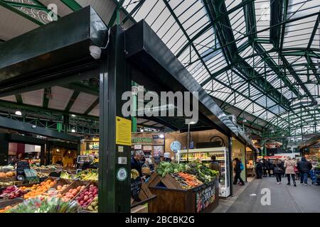 Bancarelle di verdure a Borough Market, Southwark, uno dei più grandi e più antichi mercati alimentari di Londra Foto Stock